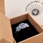 Vintage 9 karaat massief gouden ring met australische triplet opalen en diamantjes