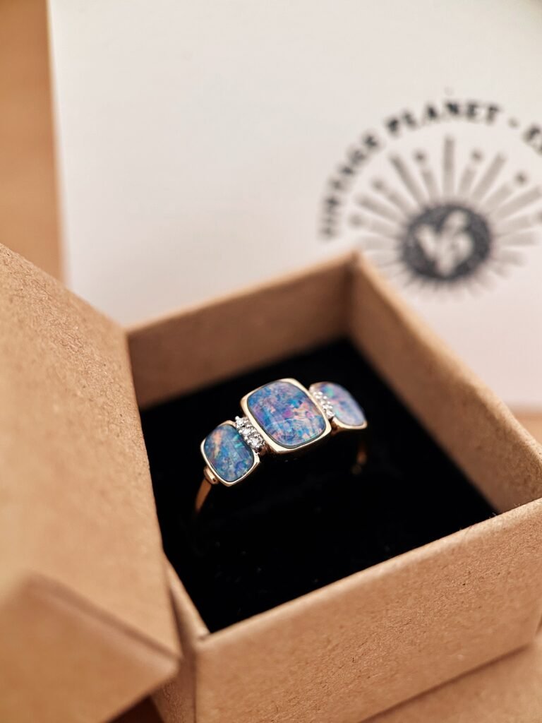 Vintage 9 karaat massief gouden ring met australische triplet opalen en diamantjes