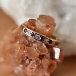 Vintage 9 karaat gouden stacking ring met robijntjes en diamanten