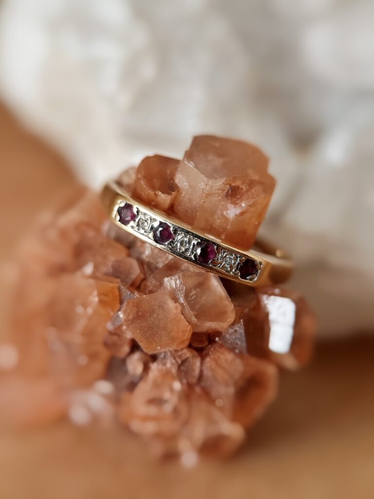 Vintage 9 karaat gouden stacking ring met robijntjes en diamanten