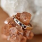 Vintage 9 karaat gouden stacking ring met robijntjes en diamanten