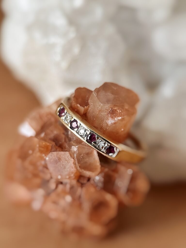 Vintage 9 karaat gouden stacking ring met robijntjes en diamanten