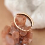 Vintage 9 karaat gouden stacking ring met robijntjes en diamanten