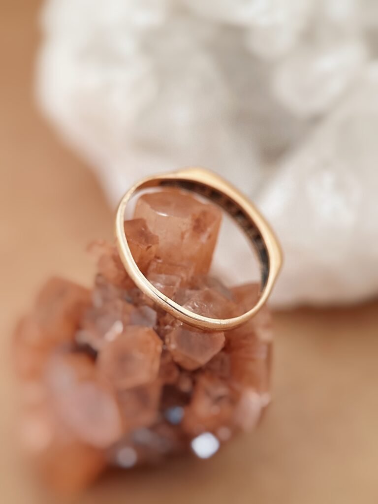Vintage 9 karaat gouden stacking ring met robijntjes en diamanten