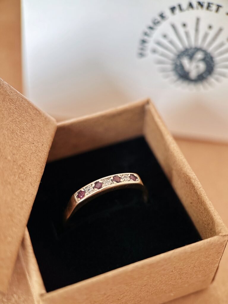 Vintage 9 karaat gouden stacking ring met robijntjes en diamanten
