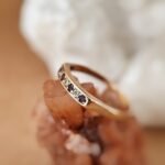 Vintage 9 karaat gouden stacking ring met robijntjes en diamanten
