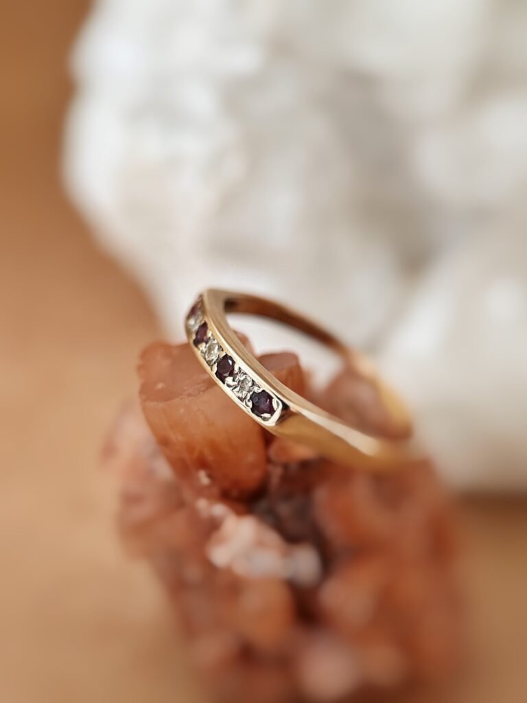 Vintage 9 karaat gouden stacking ring met robijntjes en diamanten