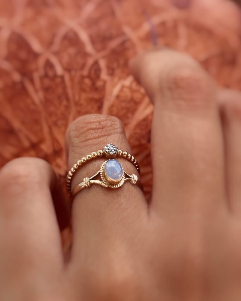 Vintage 9 karaat gouden ring met cabochon geslepen ovale australische opaal