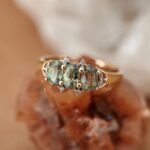 Vintage 9 karaat gouden ring met ovaal geslepen geslepen peridoot en briljant geslepen diamantjes