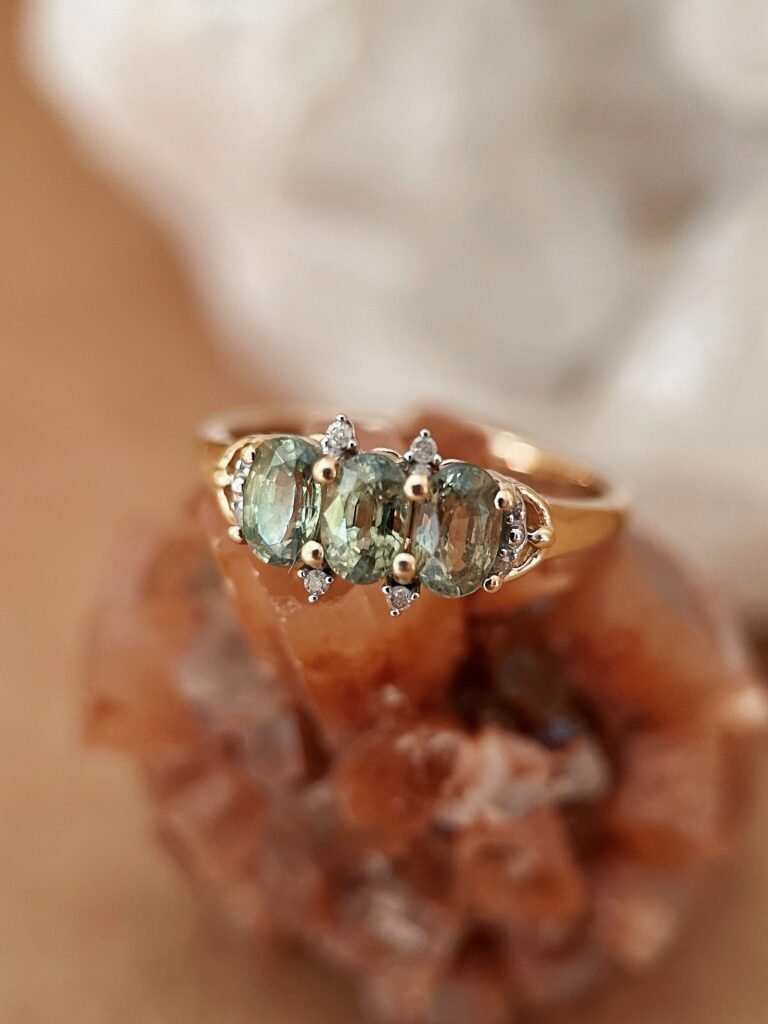 Vintage 9 karaat gouden ring met ovaal geslepen geslepen peridoot en briljant geslepen diamantjes