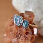 Vintage 9 karaat massief gouden ring met australische triplet opalen en diamantjes