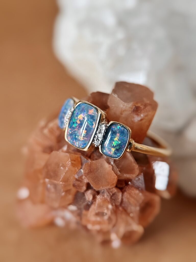 Vintage 9 karaat massief gouden ring met australische triplet opalen en diamantjes