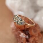 Vintage 9 karaat gouden ring met ovaal geslepen geslepen peridoot en briljant geslepen diamantjes