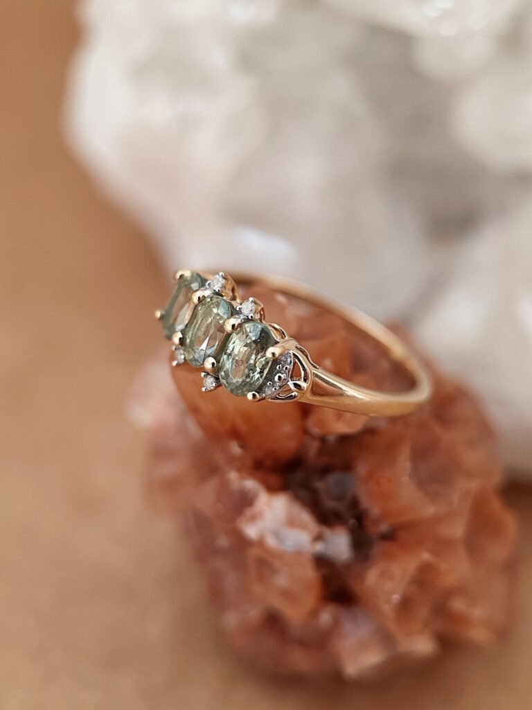 Vintage 9 karaat gouden ring met ovaal geslepen geslepen peridoot en briljant geslepen diamantjes