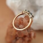 Vintage 9 karaat gouden ring met ovaal geslepen geslepen peridoot en briljant geslepen diamantjes