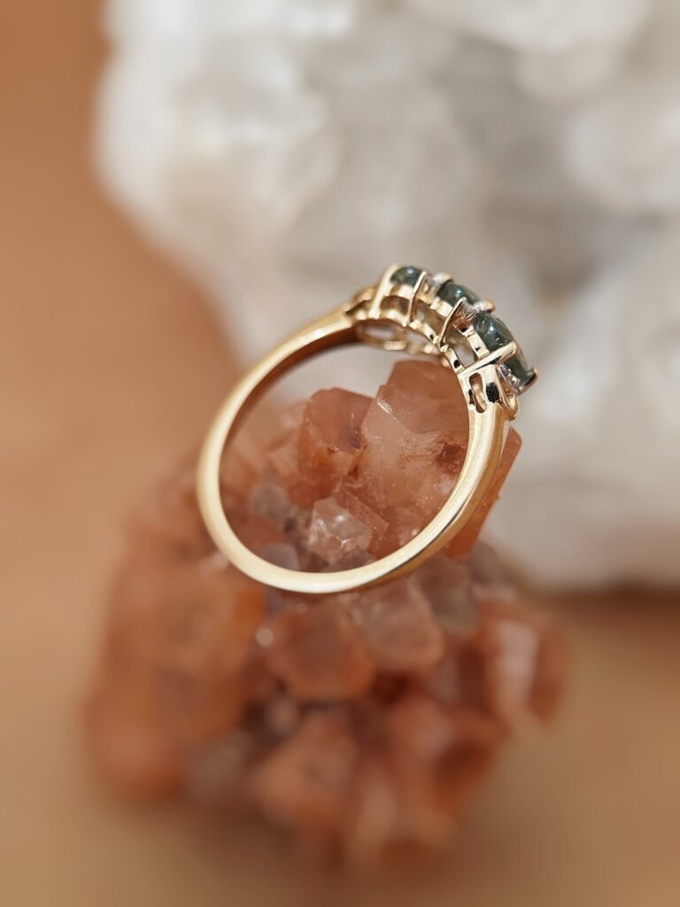 Vintage 9 karaat gouden ring met ovaal geslepen geslepen peridoot en briljant geslepen diamantjes