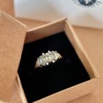 Vintage 9 karaat gouden ring met ovaal geslepen geslepen peridoot en briljant geslepen diamantjes