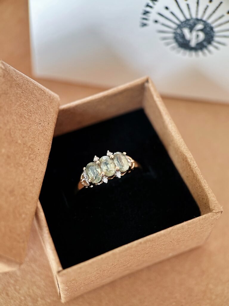 Vintage 9 karaat gouden ring met ovaal geslepen geslepen peridoot en briljant geslepen diamantjes