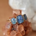 Vintage 9 karaat massief gouden ring met australische triplet opalen en diamantjes
