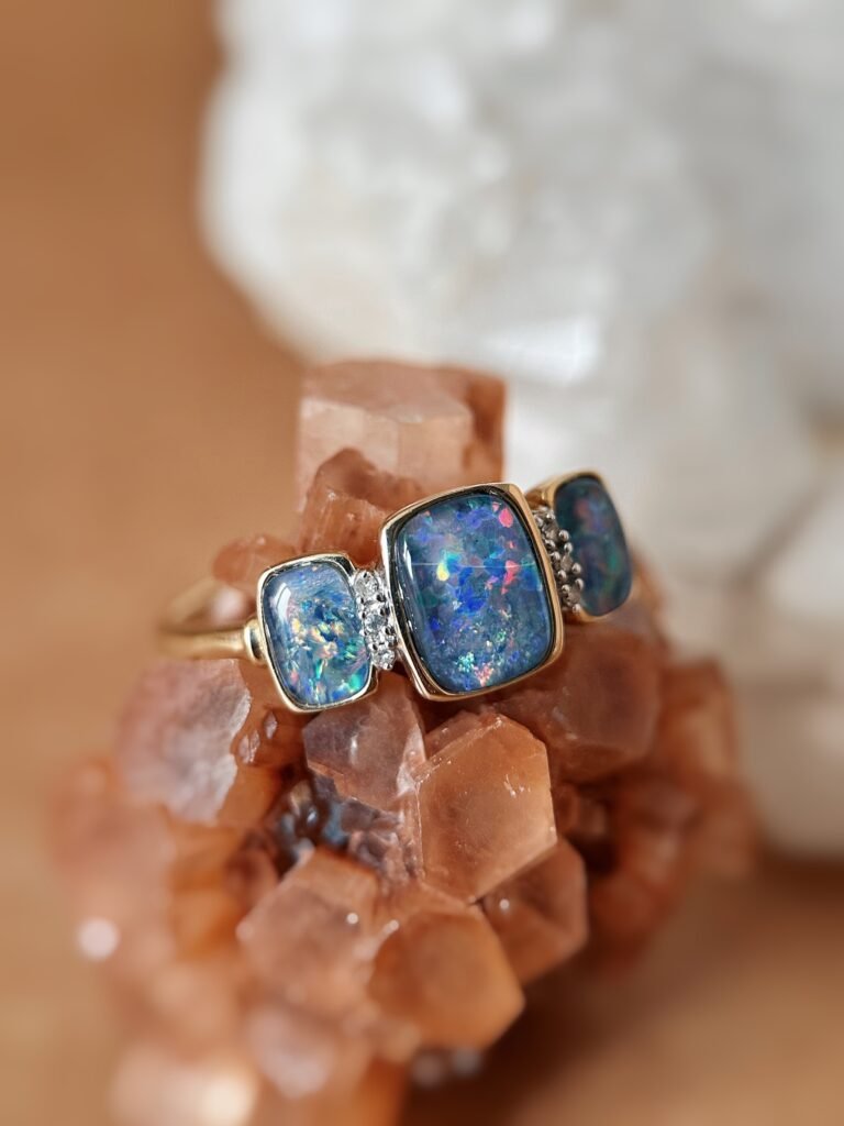 Vintage 9 karaat massief gouden ring met australische triplet opalen en diamantjes
