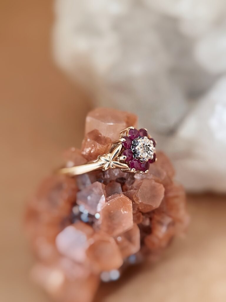 Vintage 9 karaat gouden ring met robijn en diamant in cluster bloemvorm