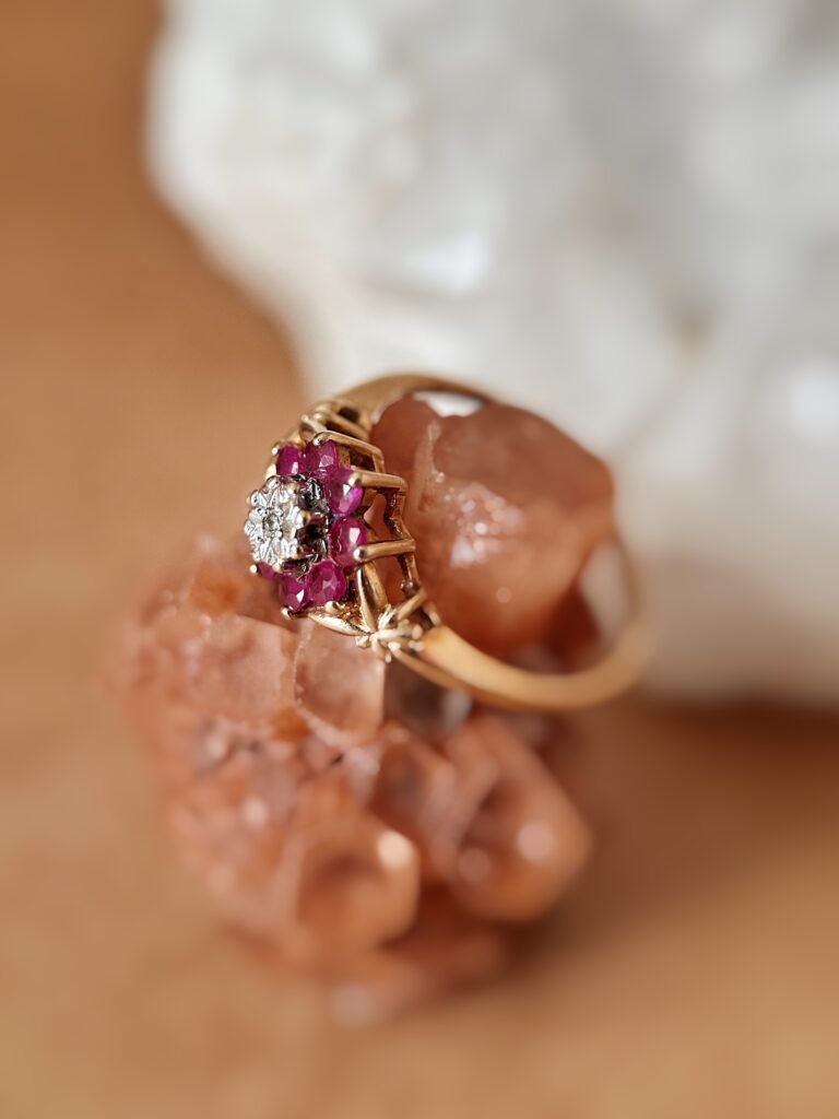 Vintage 9 karaat gouden ring met robijn en diamant in cluster bloemvorm