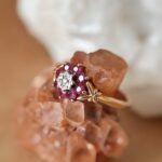 Vintage 9 karaat gouden ring met robijn en diamant in cluster bloemvorm