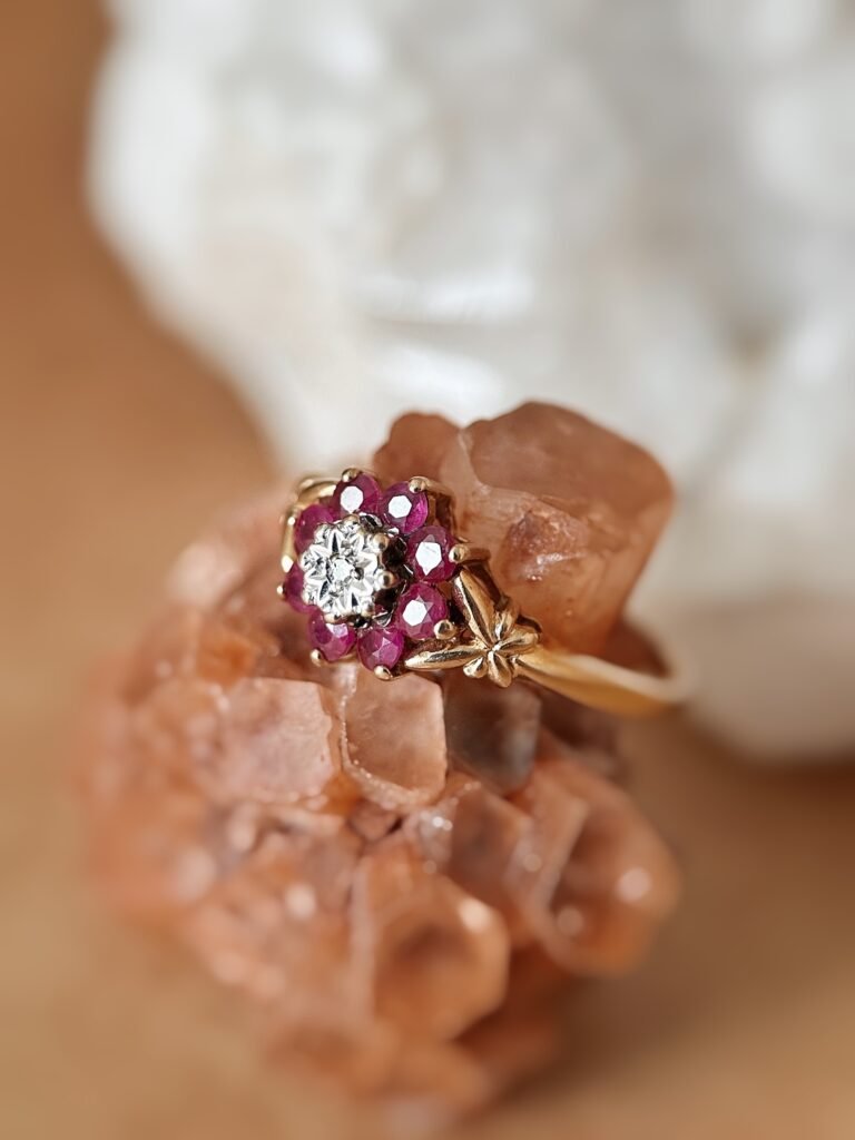 Vintage 9 karaat gouden ring met robijn en diamant in cluster bloemvorm