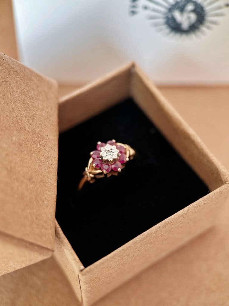 Vintage 9 karaat gouden ring met robijn en diamant in cluster bloemvorm