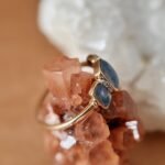 Vintage 9 karaat massief gouden ring met australische triplet opalen en diamantjes