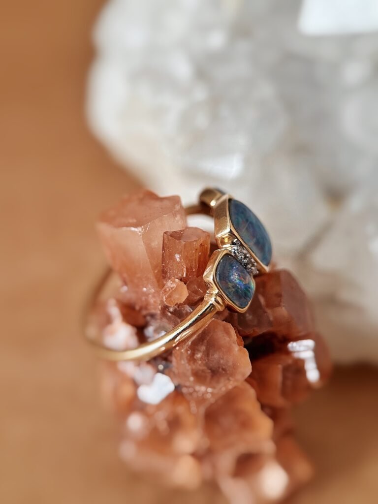 Vintage 9 karaat massief gouden ring met australische triplet opalen en diamantjes