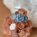 Vintage 9 karaat massief gouden ring met australische triplet opalen en diamantjes