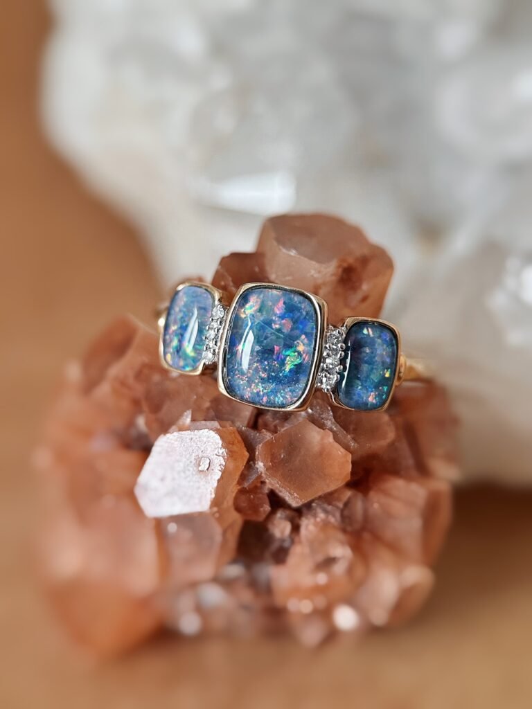 Vintage 9 karaat massief gouden ring met australische triplet opalen en diamantjes