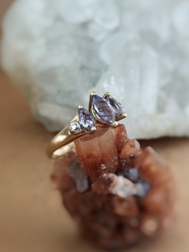 Vintage 9 karaat gouden ring met lila paarse marquise geslepen lavendel amethisten en diamantjes