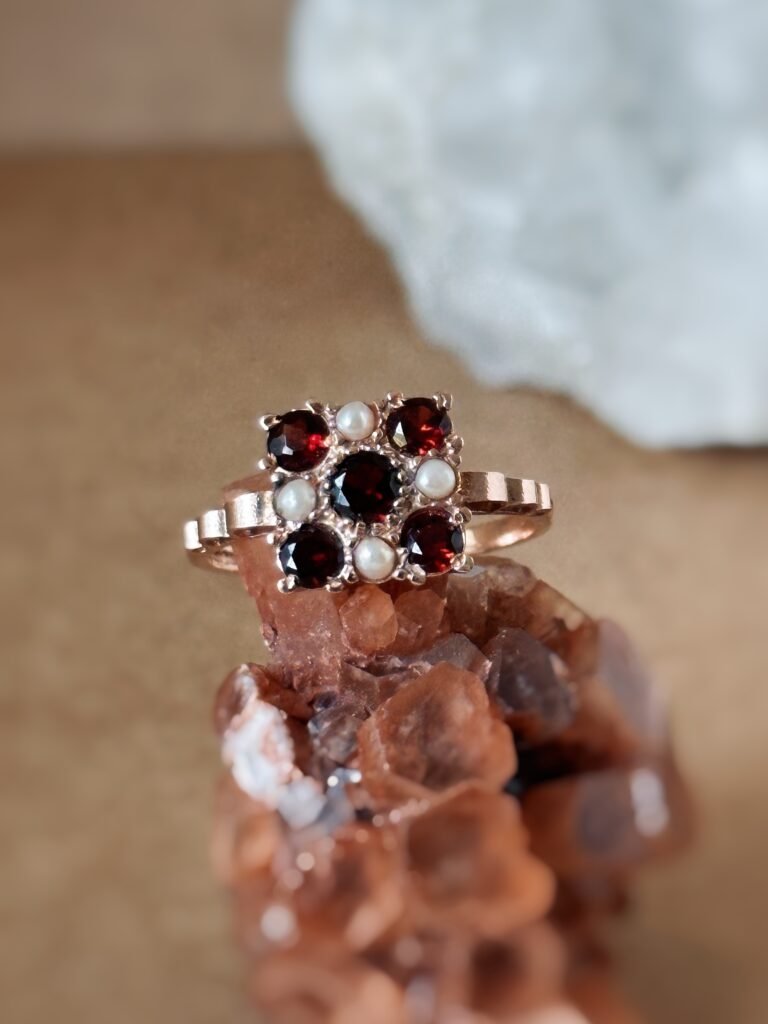 Vintage 9 karaat rose gouden ring met granaatjes en parels in uniek design
