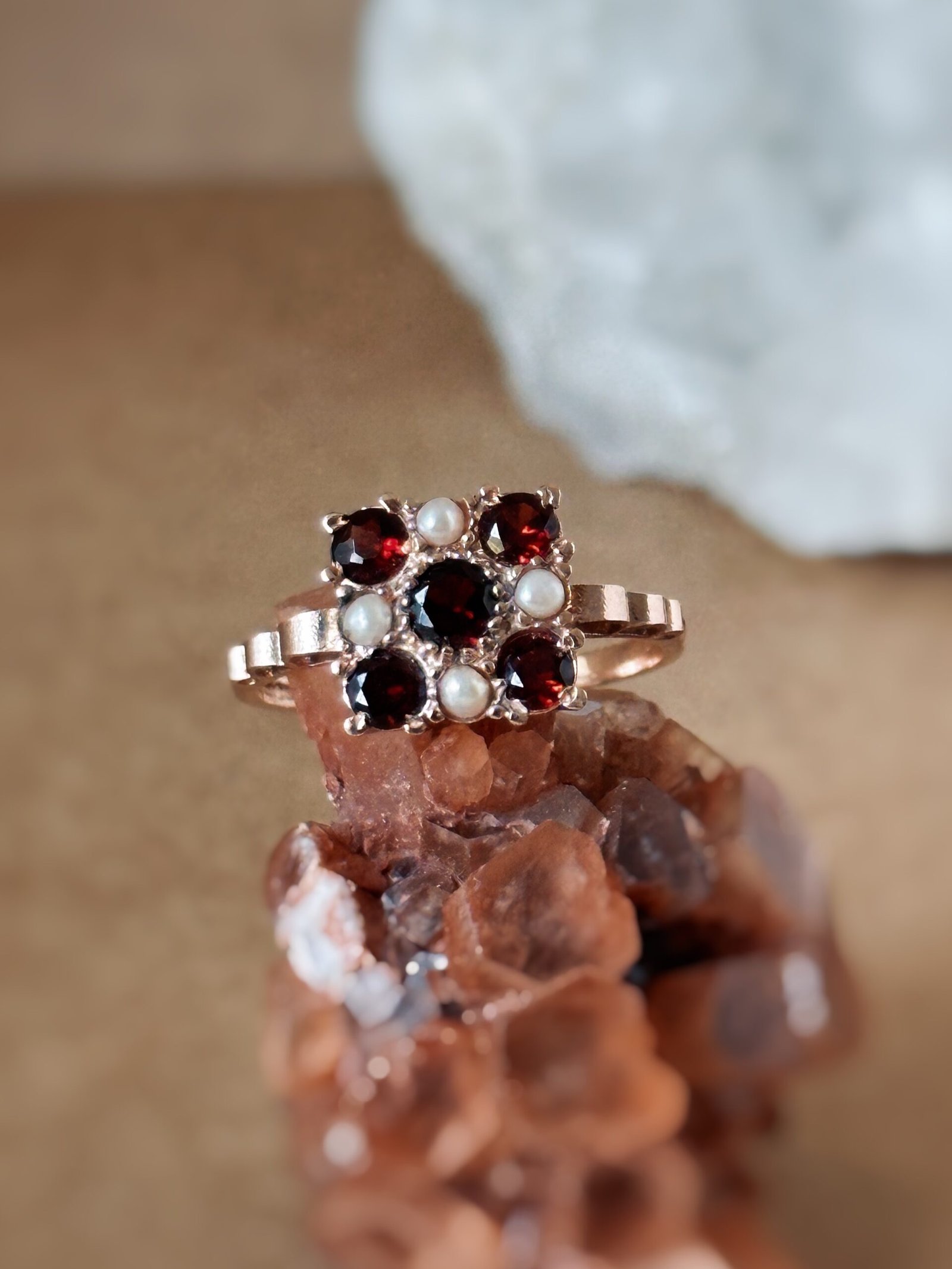 Vintage 9 karaat rose gouden ring met granaatjes en parels in uniek design