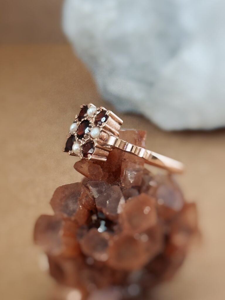Vintage 9 karaat rose gouden ring met granaatjes en parels in uniek design