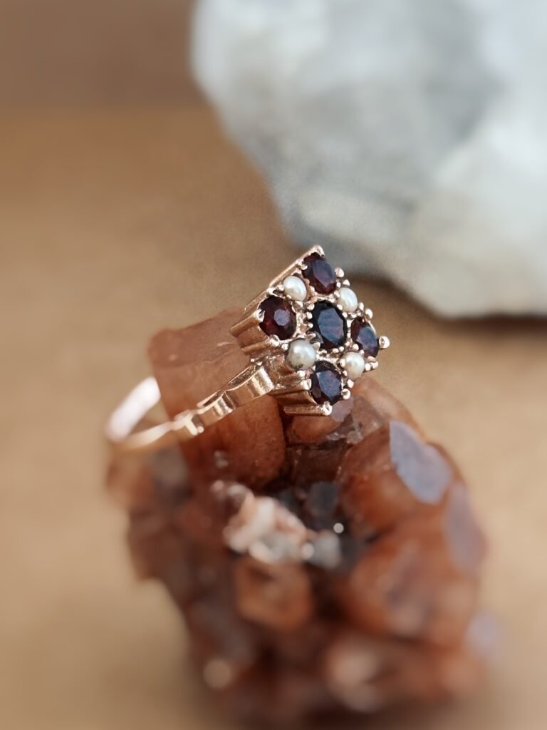 Vintage 9 karaat rose gouden ring met granaatjes en parels in uniek design