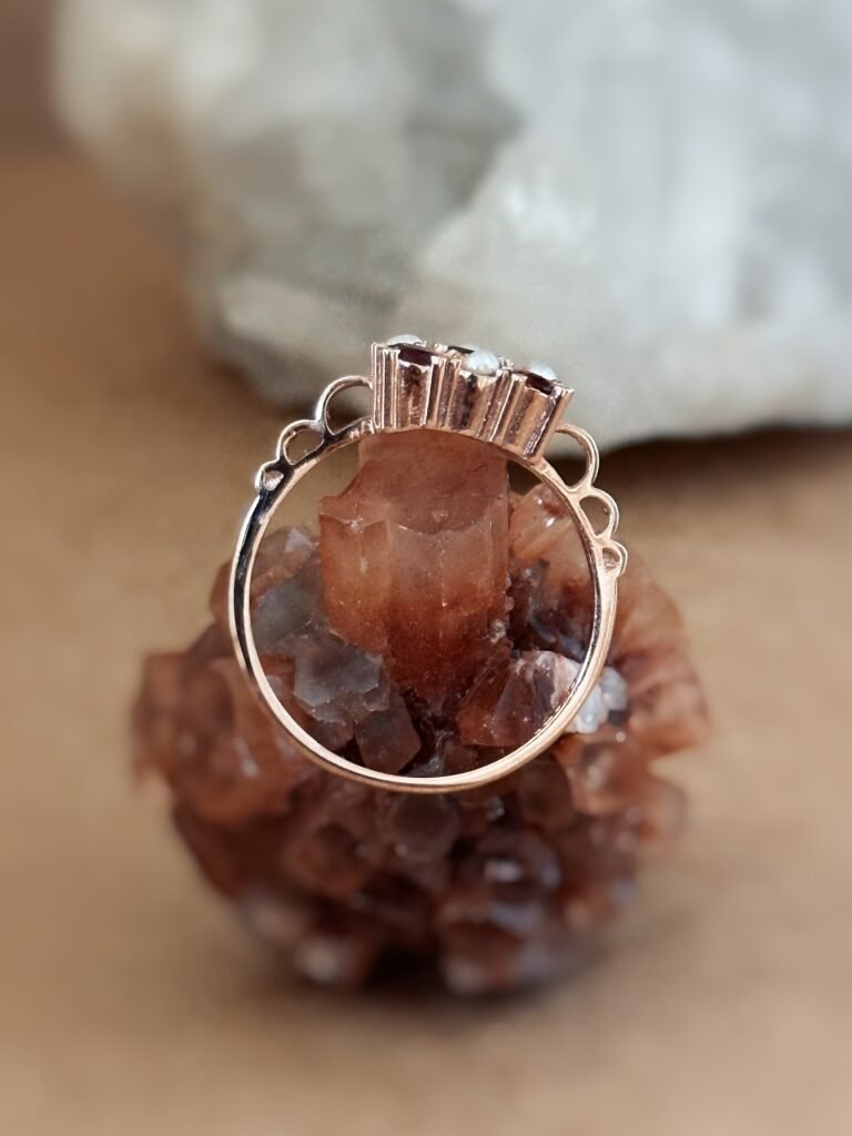 Vintage 9 karaat rose gouden ring met granaatjes en parels in uniek design
