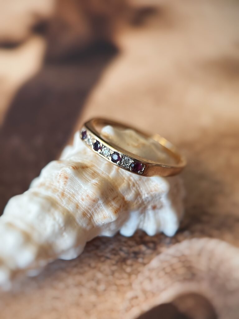 Vintage 9 karaat gouden stacking ring met robijntjes en diamanten