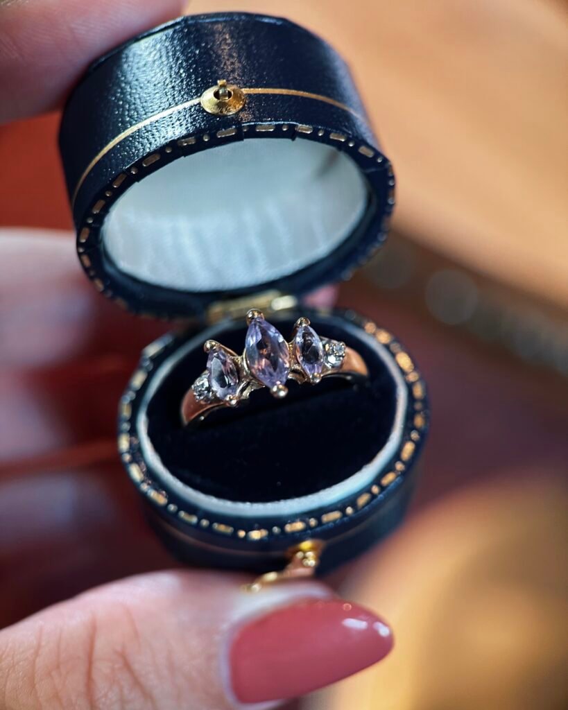 Vintage 9 karaat gouden ring met lila paarse marquise geslepen lavendel amethisten en diamantjes