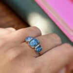 Vintage 9 karaat massief gouden ring met australische triplet opalen en diamantjes