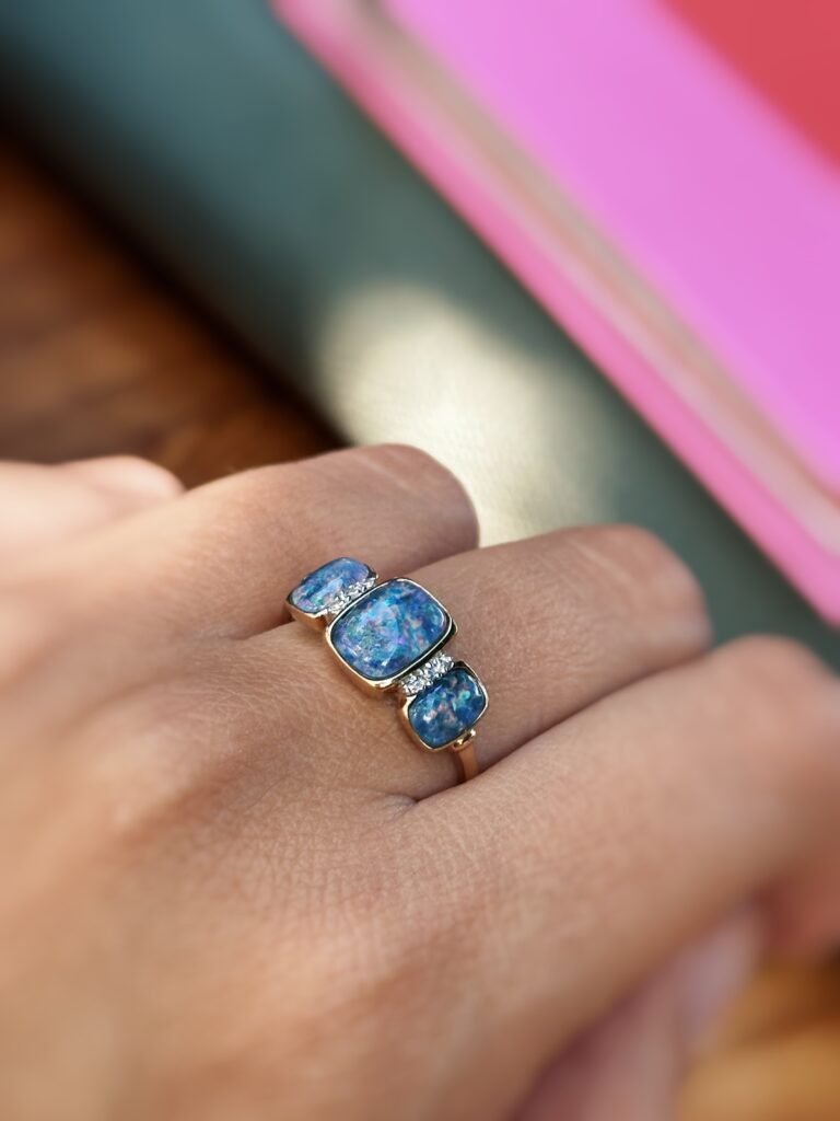 Vintage 9 karaat massief gouden ring met australische triplet opalen en diamantjes