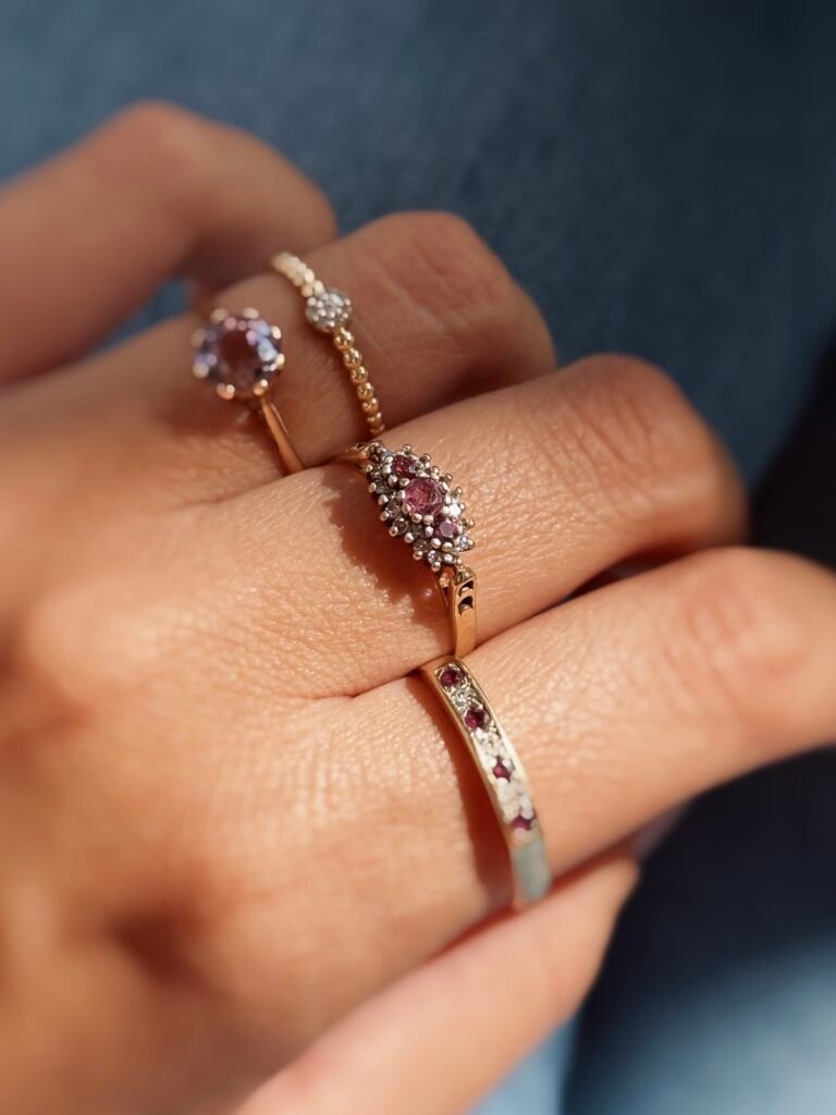 Vintage 9 karaat gouden klassieke ring met robijntjes en diamanten in cluster vorm