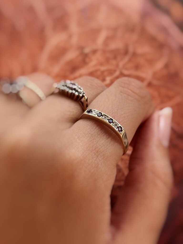 Vintage 9 karaat gouden stacking ring met robijntjes en diamanten