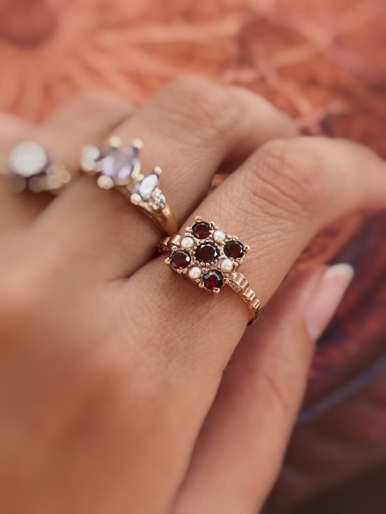 Vintage 9 karaat rose gouden ring met granaatjes en parels in uniek design