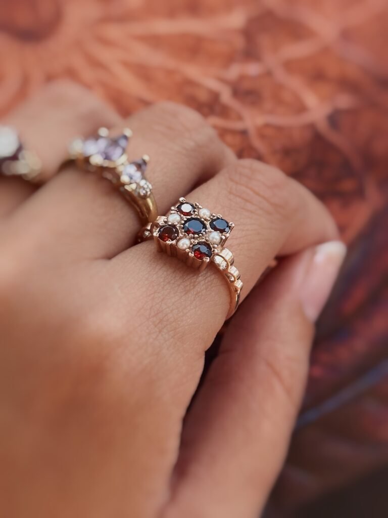 Vintage 9 karaat rose gouden ring met granaatjes en parels in uniek design