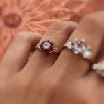 Vintage 9 karaat gouden ring met robijn en diamant in cluster bloemvorm