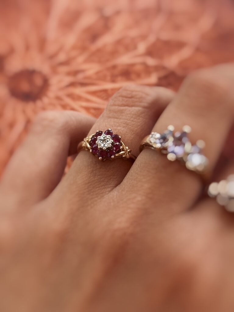 Vintage 9 karaat gouden ring met robijn en diamant in cluster bloemvorm