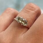 Vintage 9 karaat gouden ring met ovaal geslepen geslepen peridoot en briljant geslepen diamantjes
